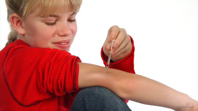 Insulina: Cómo darse una inyección en el brazo con una jeringa